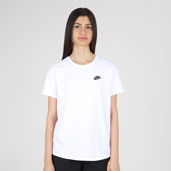 Remera Urbana Nike Club Essentials Mujer