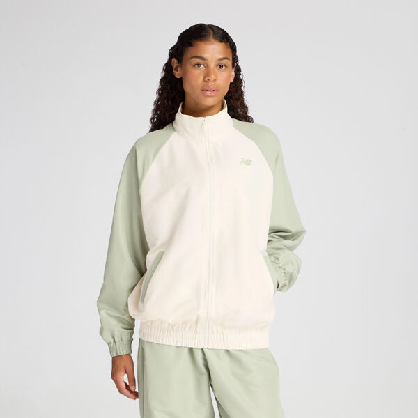 Campera New Balance Reimagined Woven Graphic Mujer