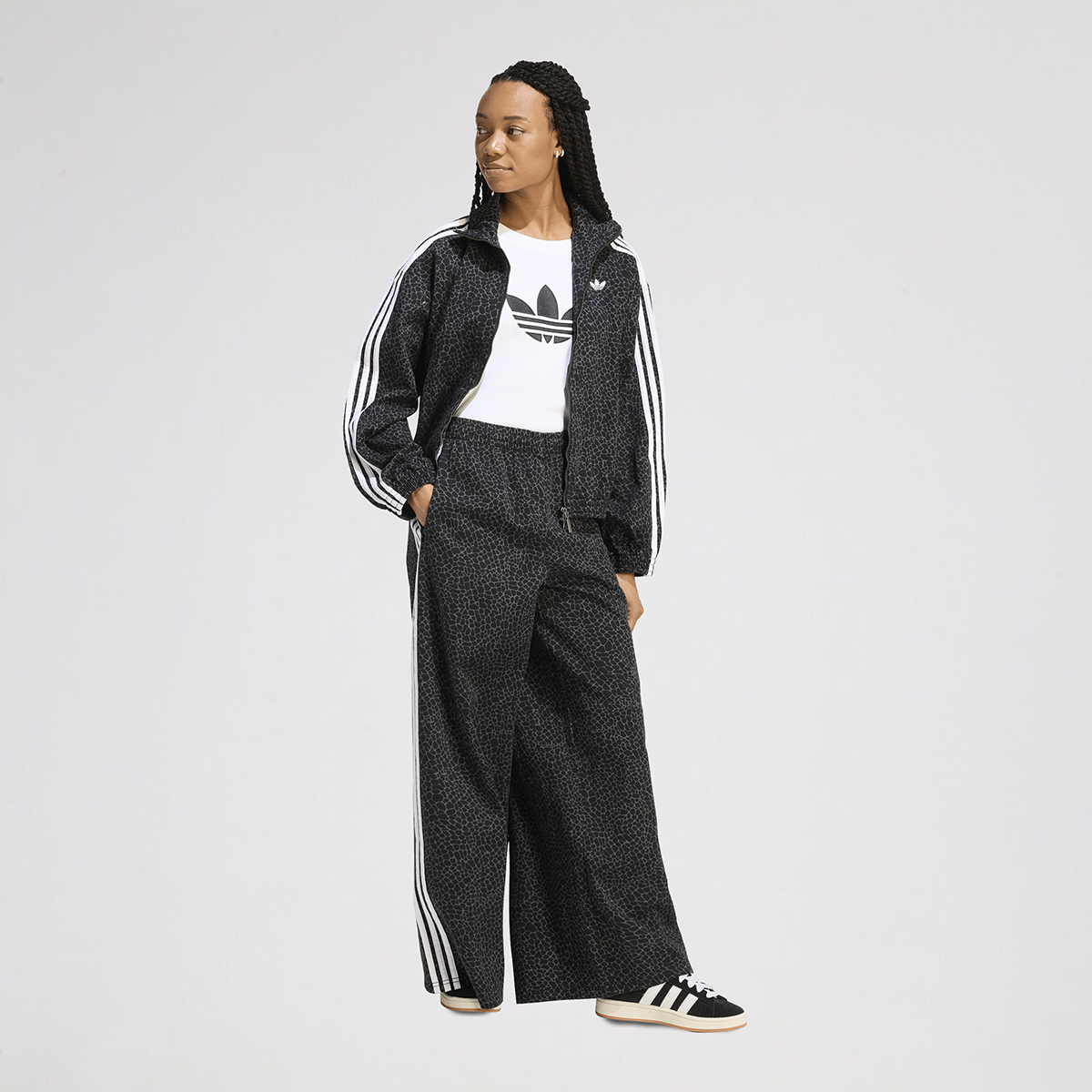 Buzo con  Cierre adidas Firebird Oversized AOP Denim Mujer,  image number null