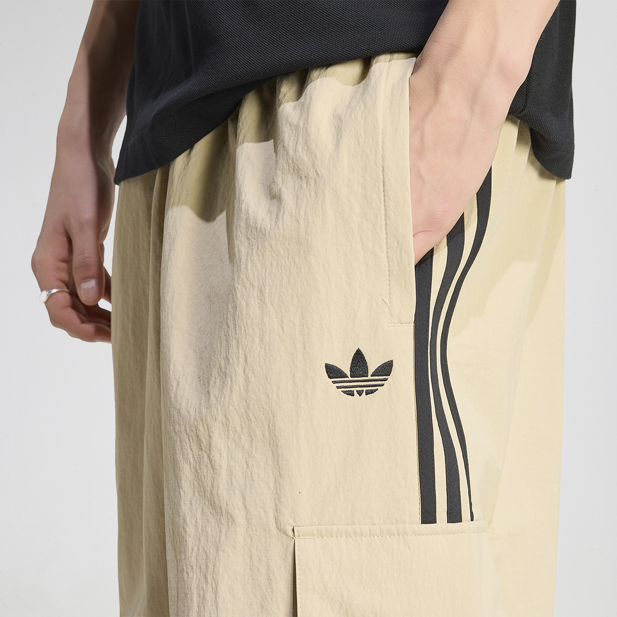 Pantal&oacute;n adidas Adicolor Classics 3 Tiras Hombre,  image number null