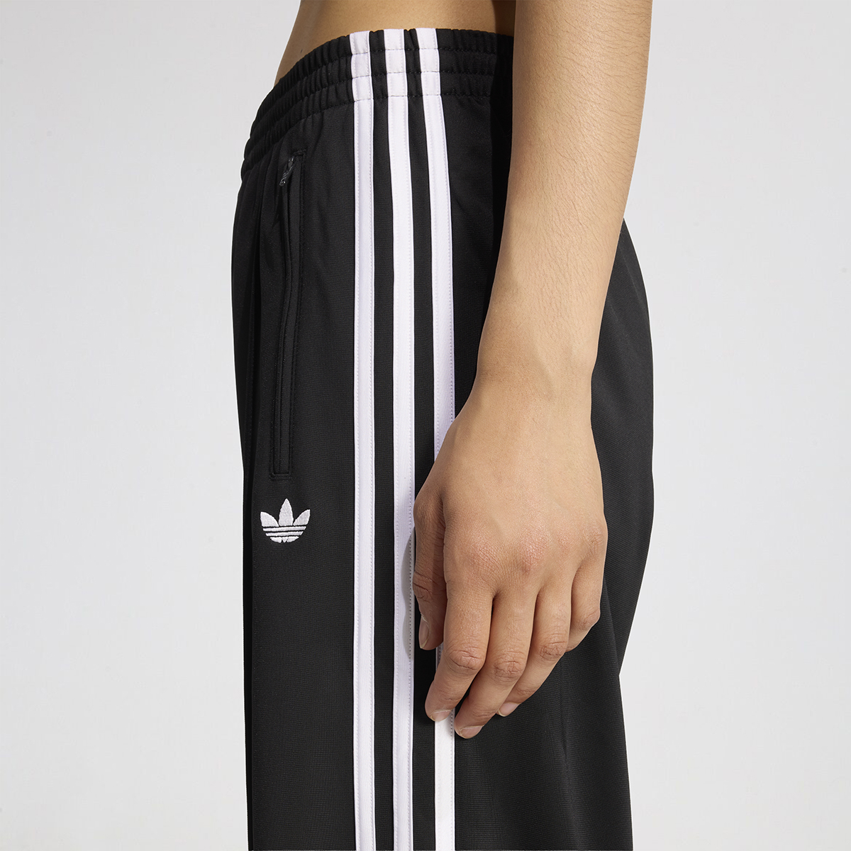 Pantal&oacute;n adidas Firebird Holgado Mujer,  image number null
