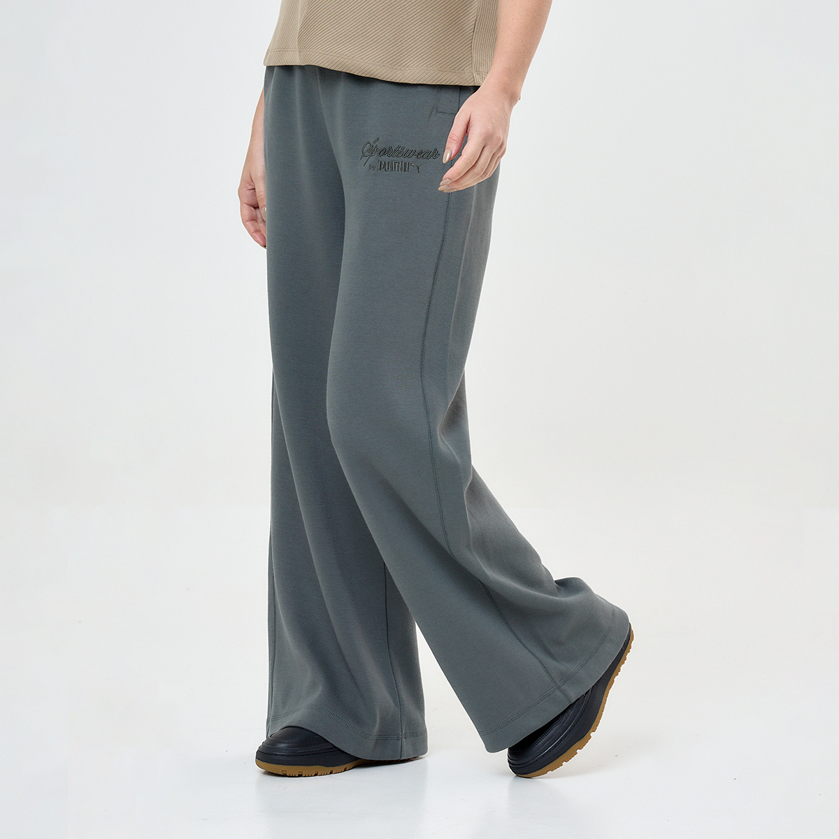Pantal&oacute;n Puma Classics Relaxed Mujer,  image number null