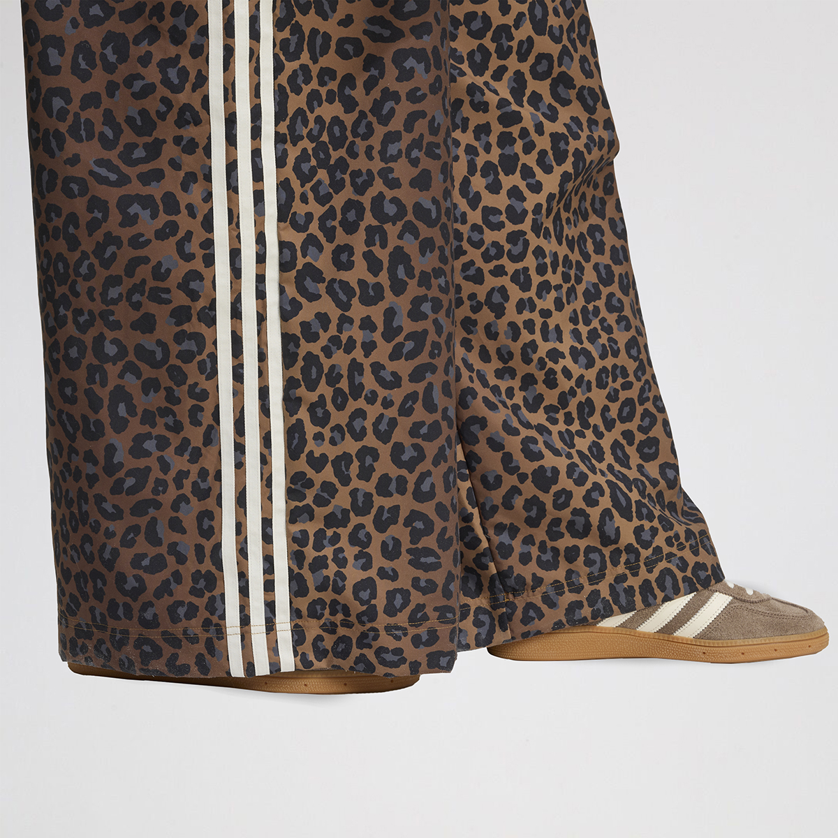 Pantalón adidas Firebird Extragrande Leopard Mujer,  image number null