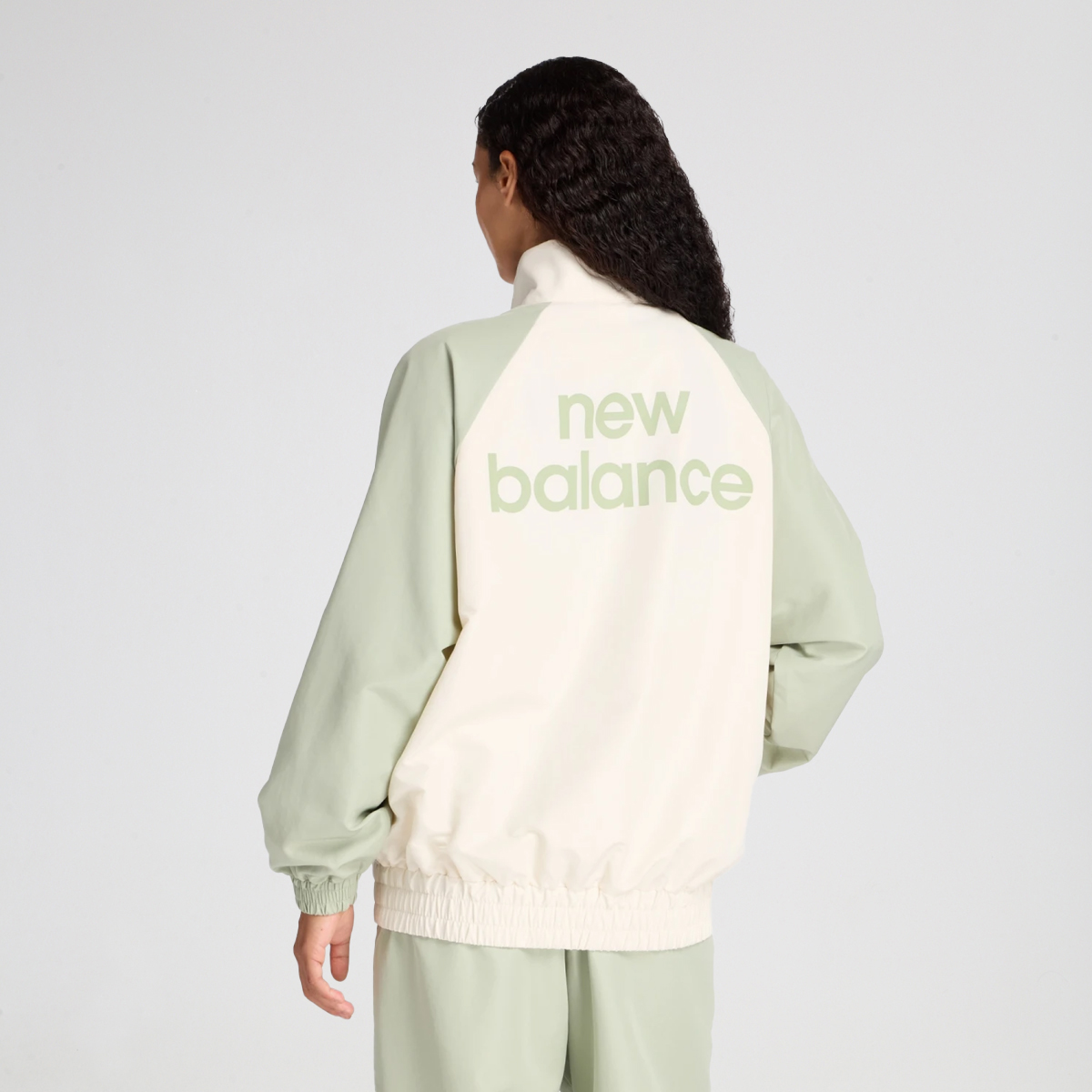 Campera New Balance Reimagined Woven Graphic Mujer,  image number null