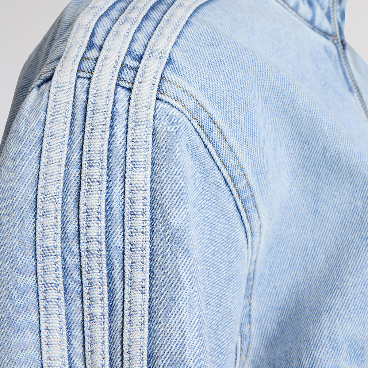 Buzo con Cierre adidas Tejido Denim Firebird Mujer,  image number null