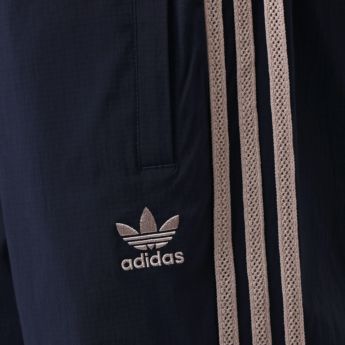 Pantalón adidas Woven,  image number null