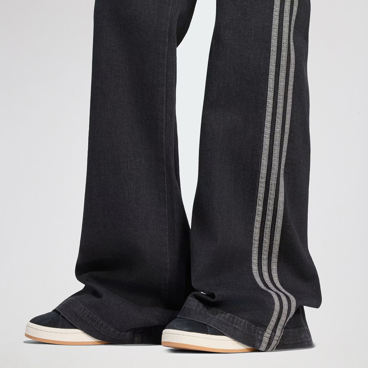 Pantal&oacute;n adidas SST Denim Flared Leg Mujer,  image number null