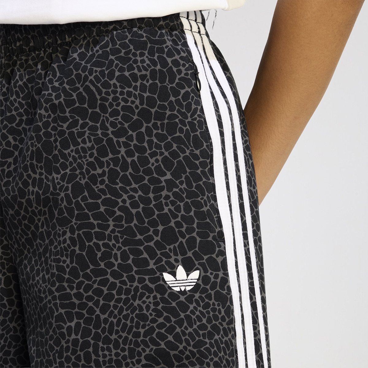Pantal&oacute;n adidas Firebird Oversized AOP Denim Mujer,  image number null