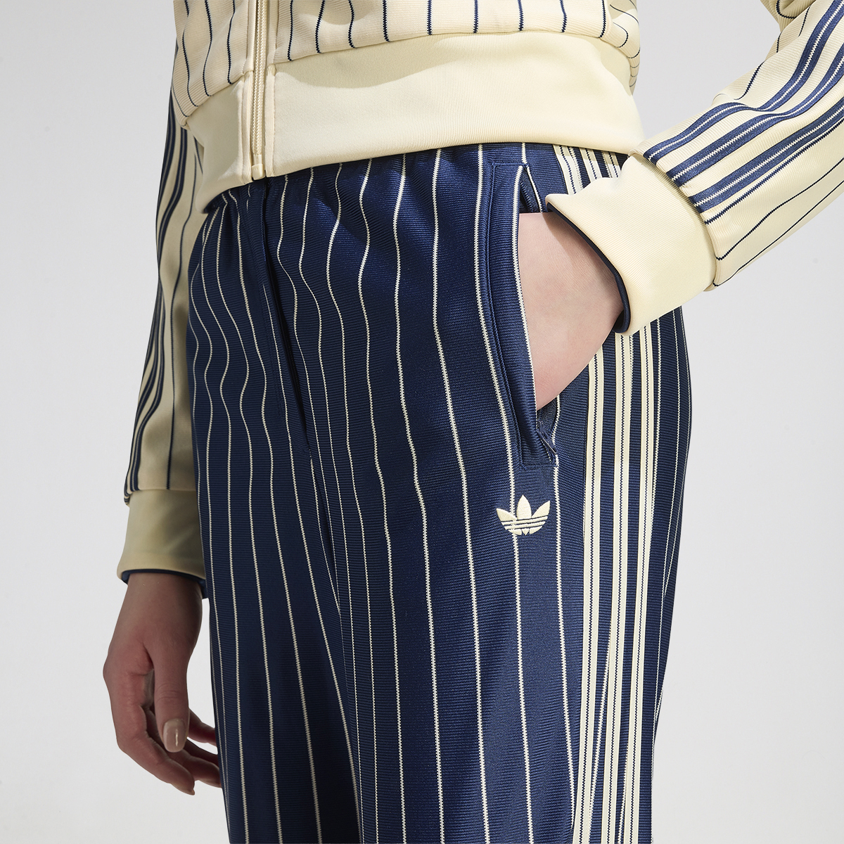 Pantal&oacute;n adidas Firebird Pinstripe Mujer,  image number null