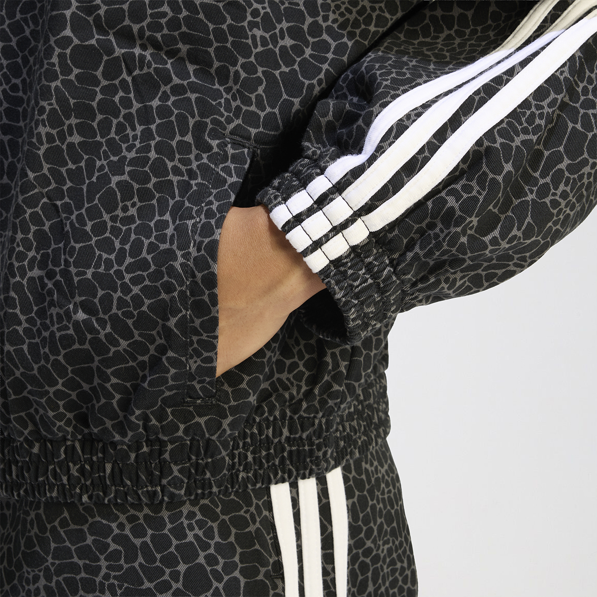 Buzo con  Cierre adidas Firebird Oversized AOP Denim Mujer,  image number null