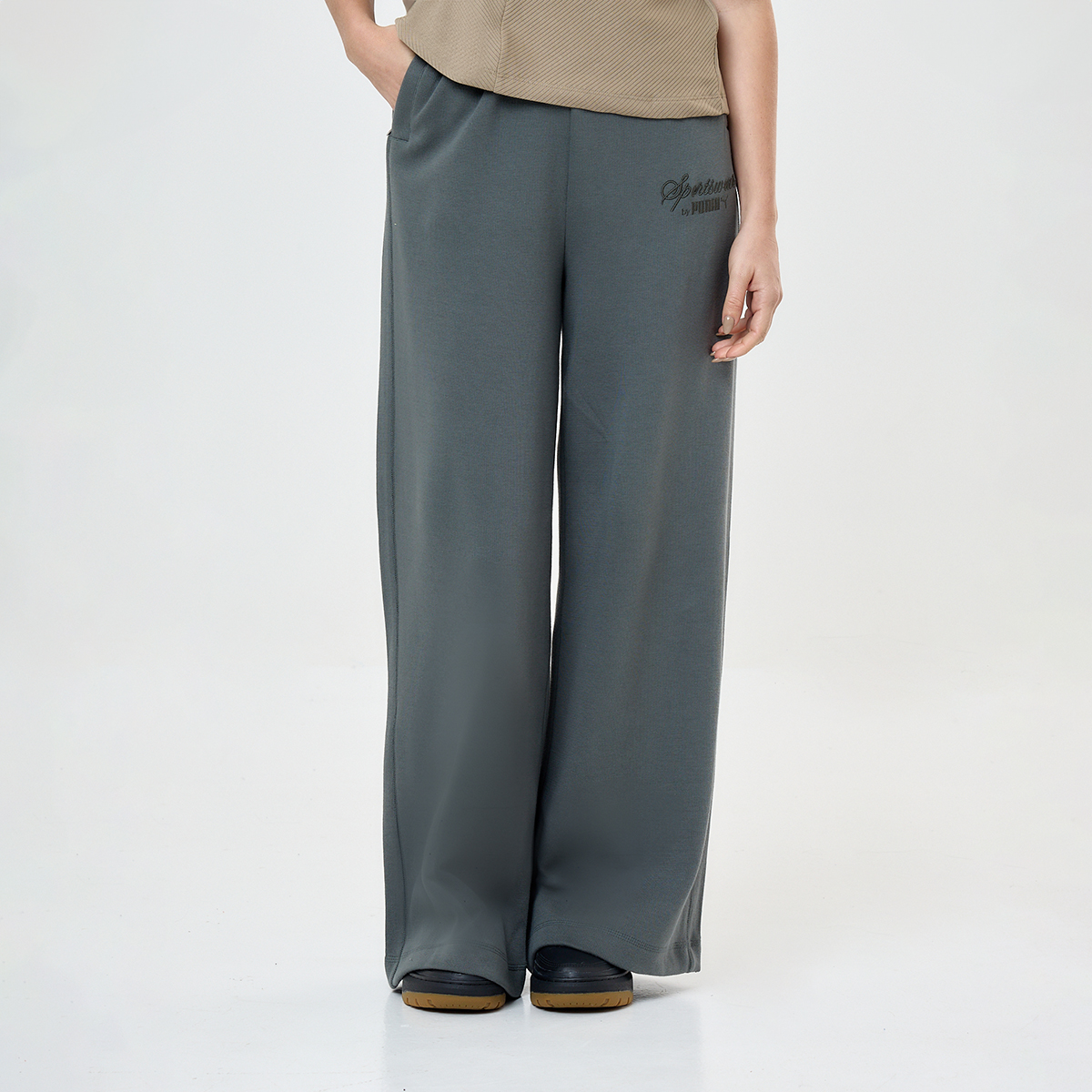 Pantal&oacute;n Puma Classics Relaxed Mujer,  image number null