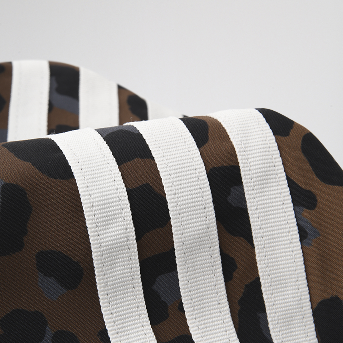 Buzo con Cierre adidas Firebird Extragrande Leopard Mujer,  image number null
