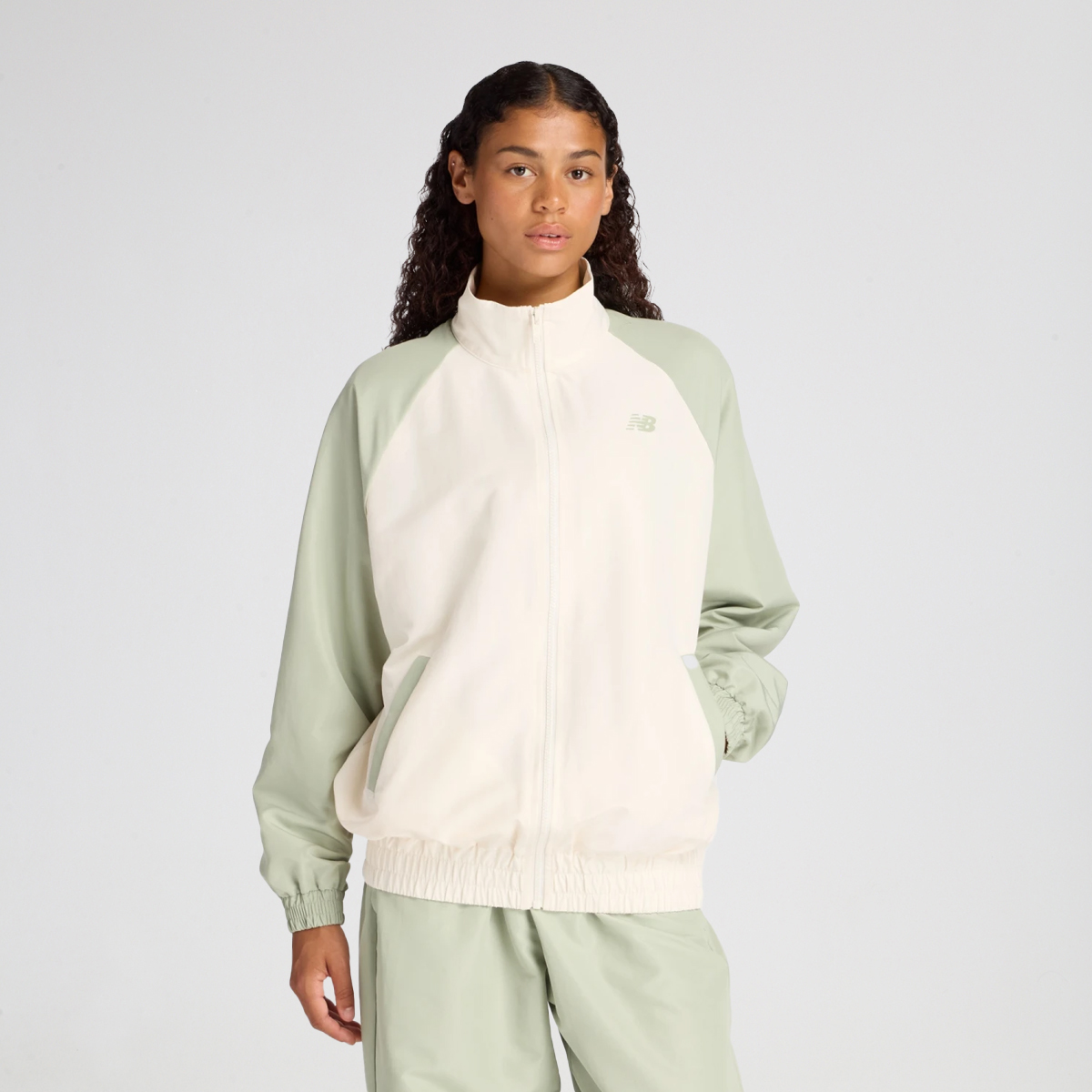 Campera New Balance Reimagined Woven Graphic Mujer,  image number null