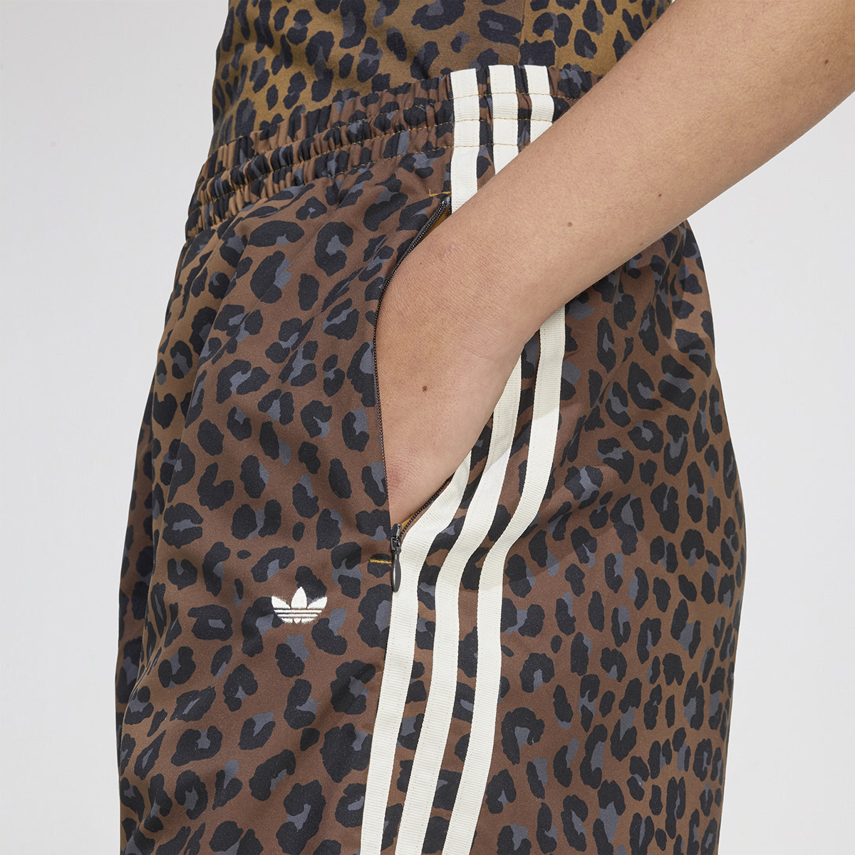 Pantalón adidas Firebird Extragrande Leopard Mujer,  image number null