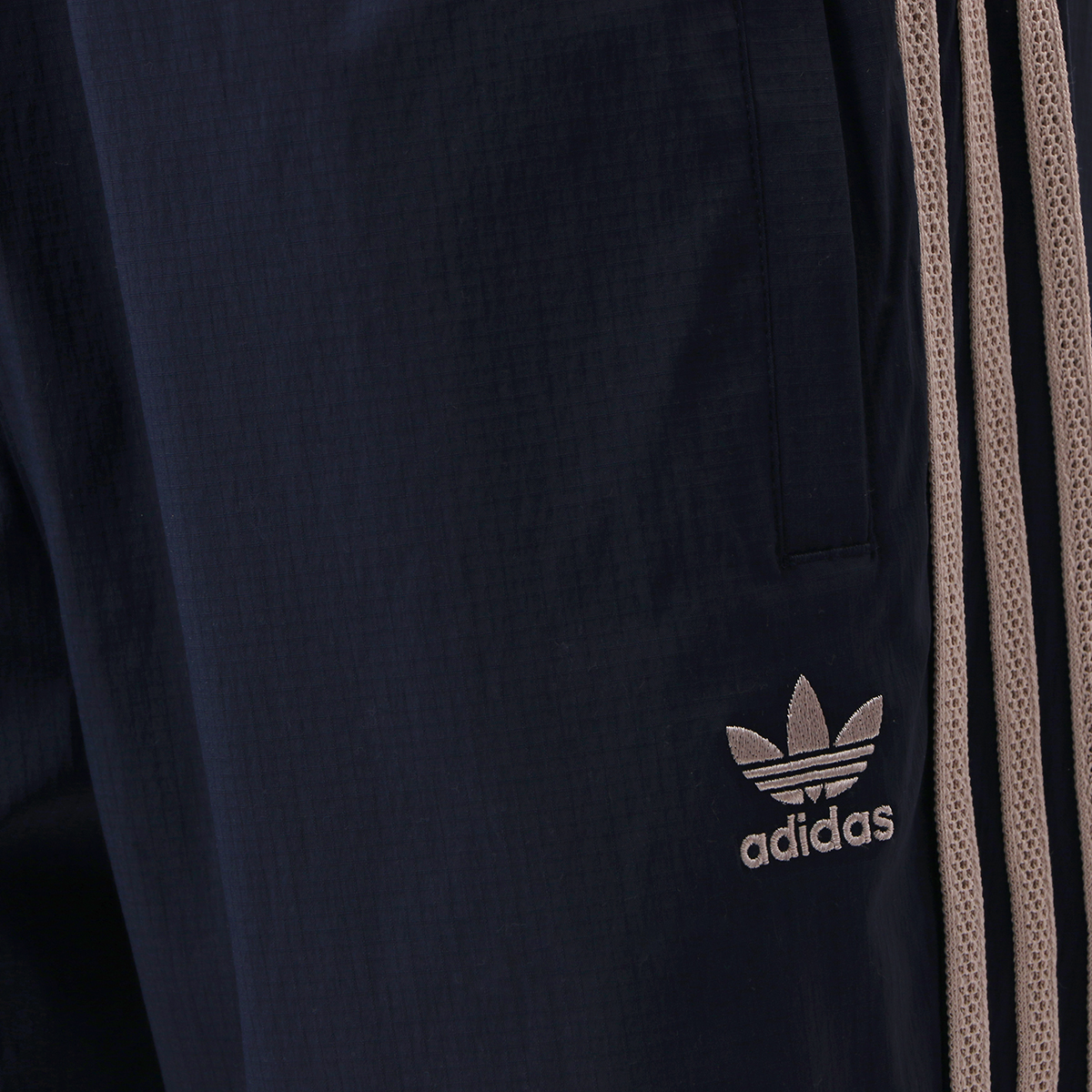 Pantalón adidas Woven,  image number null